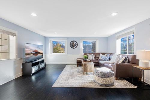 Federal Way House | Lakefront cottage with AC