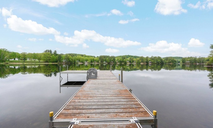 Limerick House | Lakefront cottage with Private Dock and Kayaks