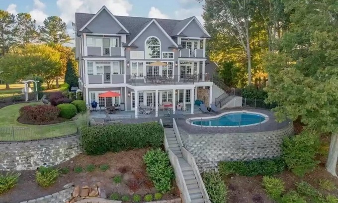 Littleton House | Lakefront, Cozy Charm & Pool. feat. basketball/volleyball, Dock, Kayaks, Firepit