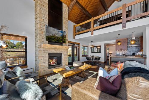 Estes Park House | Lakefront Escape Two Large Patios, Jacuzzi and Indoor Outdoor Fireplace