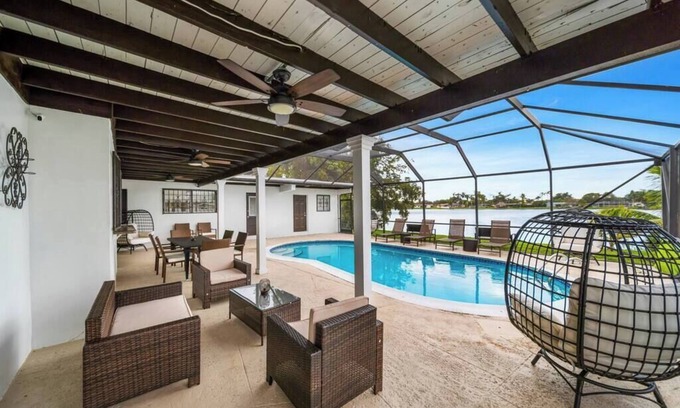 Pembroke Pines Villa | Lakefront Estate Pool Home/Game Room 5BR/3 Suites