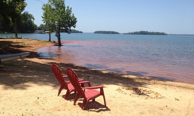 Anderson Condo | Lakefront/Expansive Porch. Trees. Pool. Pavilion. Kayaks. 35 minutes to Clemson.