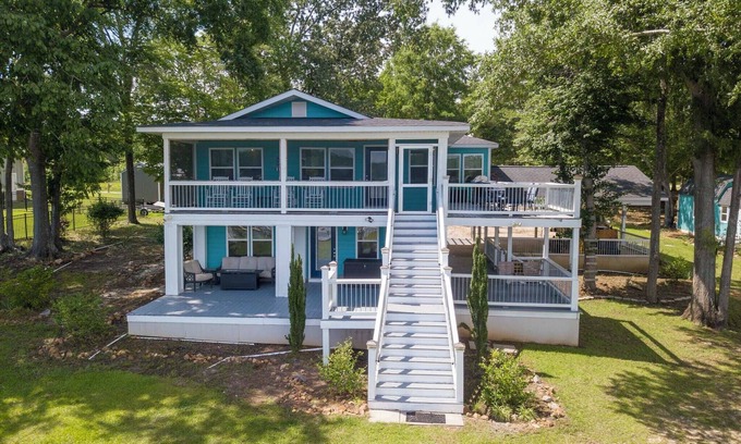 Ridgeway House | Lakefront Family friendly 3-bedroom house with 2 boat slips