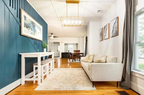 Cleveland House | Lakefront Family Getaway