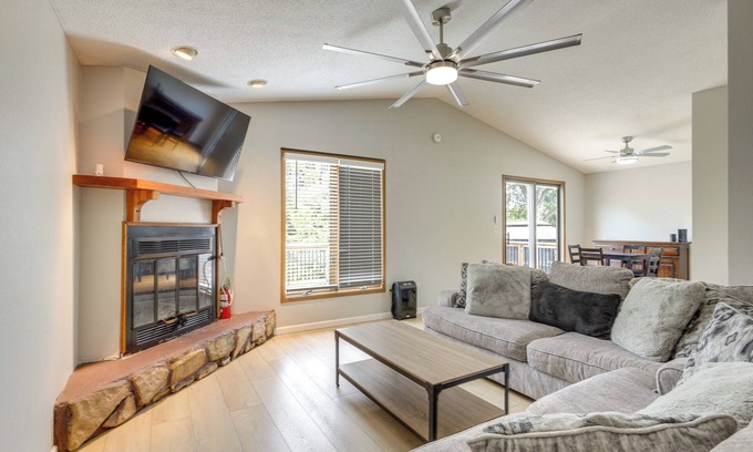 Pontoon Beach House | Lakefront Family Home 13 Mi From Gateway Arch!