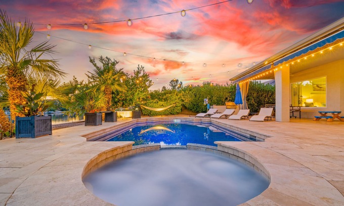 Chandler House | Lakefront!FREE Heated Salt water Pool, Spa! Boat! Kayak! Arcades!EV charger.