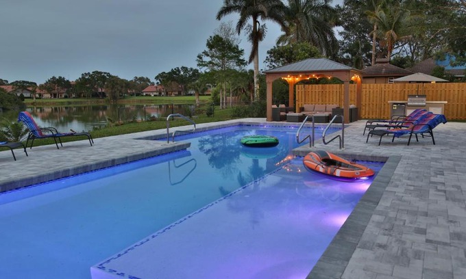 Sarasota Villa | Lakefront Getaway in Sunny Florida with Heated Pool