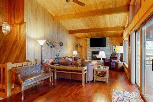 Lake Tomahawk House | Lakefront Haven