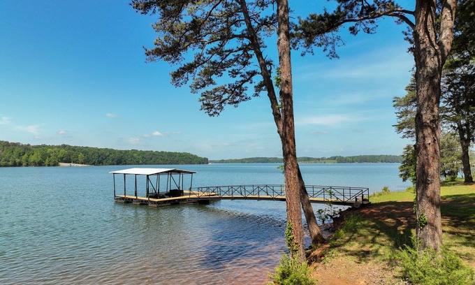 Anderson House | Lakefront Home, 6BR/4BA, Open Water/Dock. Sleeps 18. Boat Rental.
