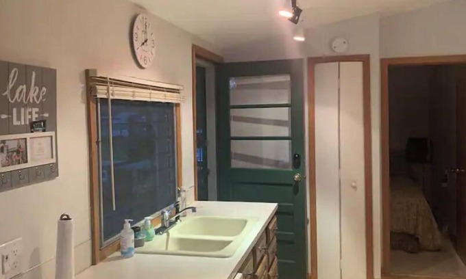 Lakeview House | Lakefront home away from home.n