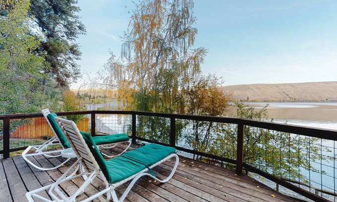 Joseph House | Lakefront home with amazing lake view, private dock & deck -DOG FRIENDLY
