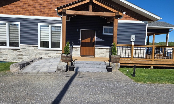 Roseneath House | Lakefront Home With Wheelchair Access, Private Boat Launch, Clean and New