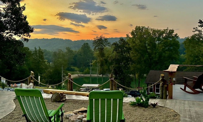 La Follette Cabin | Lakefront, hot tub, 2 bdrm w/loft, kayaks, beach, fire pits,! sxs trails