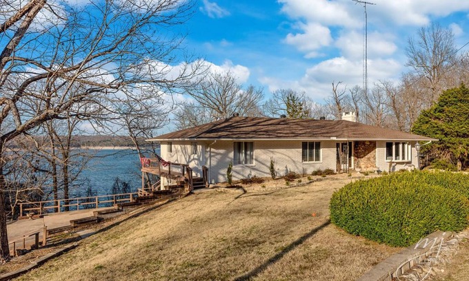 Bull Shoals House | 🌊Lakefront Hot Tub🛶Kayaks🔥Firepit🏖️Nature Lovers🦅Peaceful waterfront deck