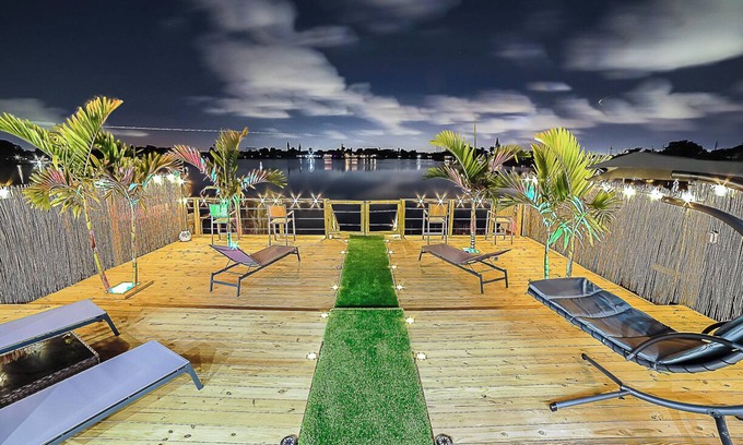 Fort Lauderdale House | Lakefront House with Spa Tub - 10 mins to Airport