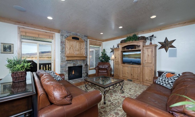 Huntsville Condo | Lakefront Huntsville, Utah Lodging Option - 3 Bedroom Sleeps 10 LS 59