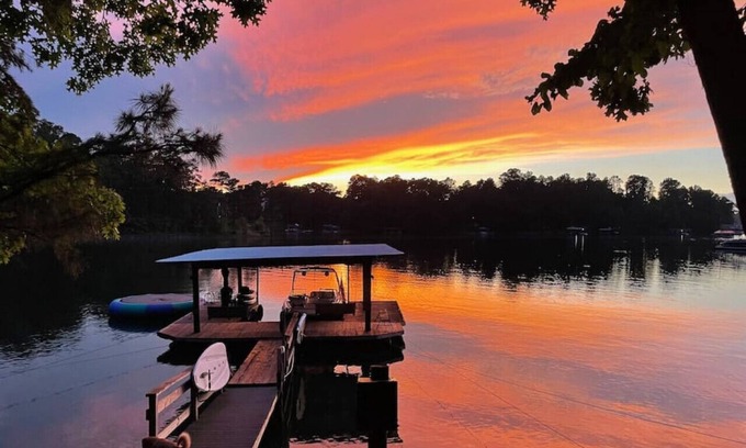 Buford Apartment | Lakefront in Autumn Modern Home w/Views & More!