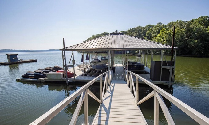 Almo Cottage | Lakefront, Jet ski, or Boat rentals and a hot tub!
