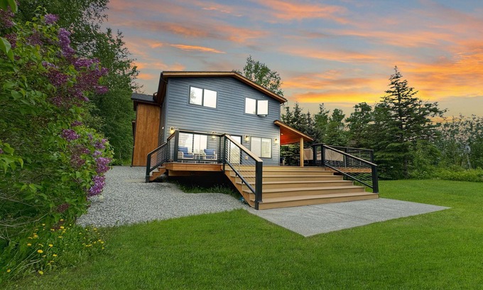 Wasilla House | Lakefront! Kayaks/Paddleboard, Fire pit, King bds!, Luxe Lakefront! Kayaks/Paddleboard, Fire pit, Ch