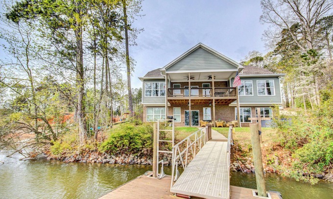 Leesville House | Lakefront Leesville Retreat w/Private Dock!