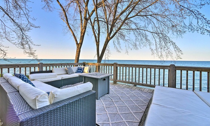 Lexington Cottage | Lakefront Lexington Escape: Steps to Beach!
