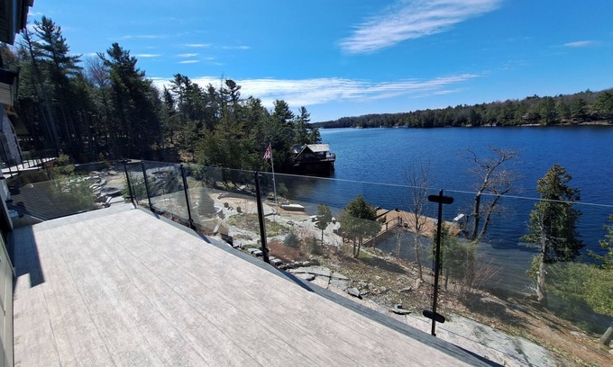 Seguin House | Lakefront Living at its Finest in Hamer Bay! Lake Joseph/Muskoka Guesthousen