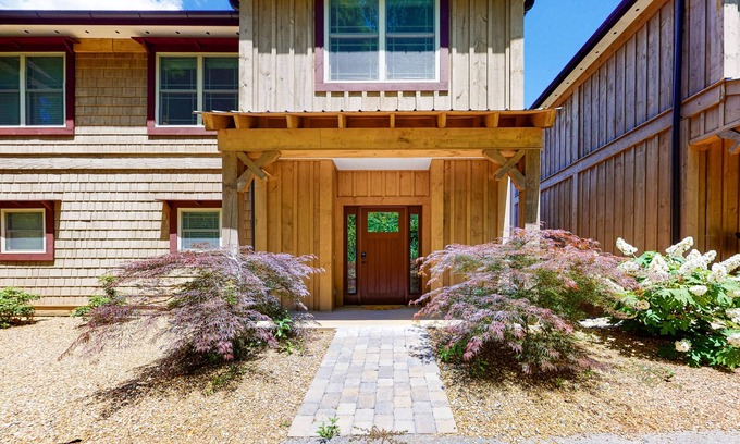 Andersonville Condo | Lakefront Living w/Free Attraction Tickets, Gas Fireplace, Deck, & Boat Slip