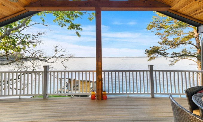 West Livingston House | Lakefront Livingston Treehouse 3 BR 2 BA Sleeps 6