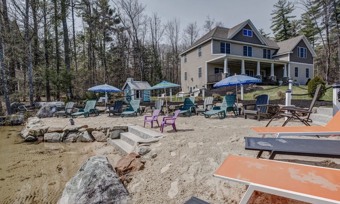 West Alton House | Lakefront Lodge sleeps 18 comfortably