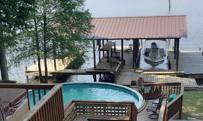 Farmerville Cabin | Lakefront log cabin on Lake D'Arbonne sleeps 10
