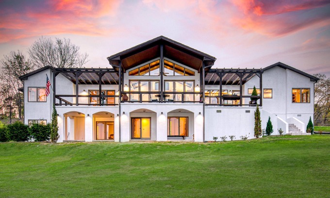 Hot Springs House | Lakefront Mansion! Enjoy Ping Pong, Pool, Shuffleboard, Kayaking, BBQ & Sunsets!