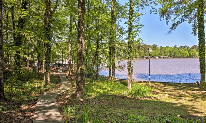 Milledgeville Cabin | Lakefront Milledgeville Cabin: Private Dock, Porch