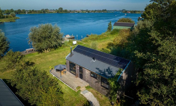 Grou Cabin | Lakefront Nature House with Own Dock: Reidhintsje