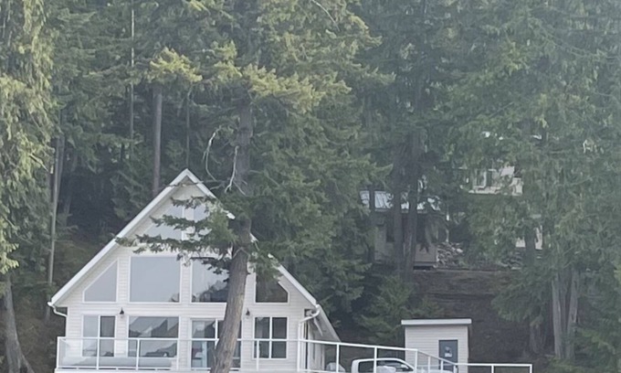 Eagle Bay House | Lakefront on Shuswap- perfect for families