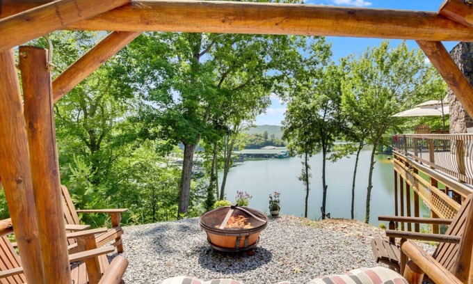 New Tazewell House | Lakefront Paradise Island