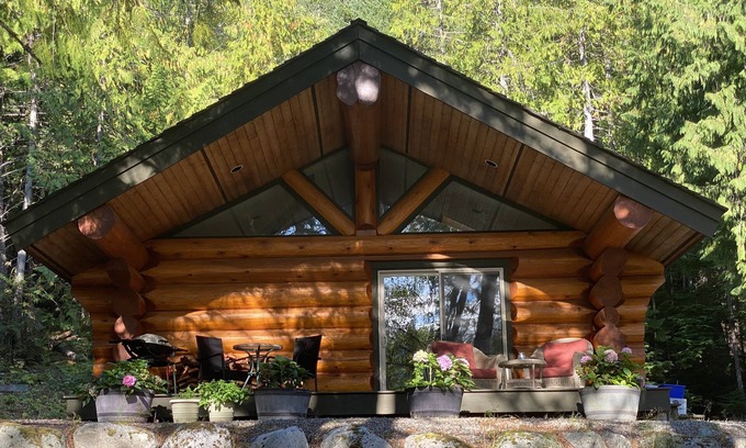 Pemberton Cabin | Lakefront Private Log Cabin, close to Pemberton - The Osprey