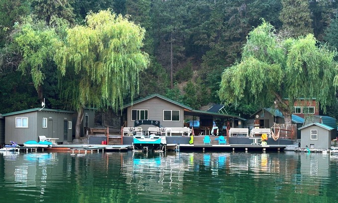 Warm Springs Cabin | Lakefront Private Cabins on Lake Billy Chinook, Oregon.