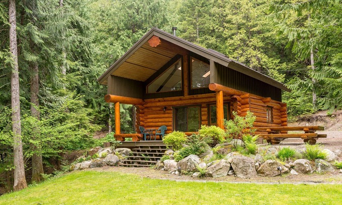Pemberton Cabin | Lakefront Private Log Cabin, close to Pemberton - The Hummingbird