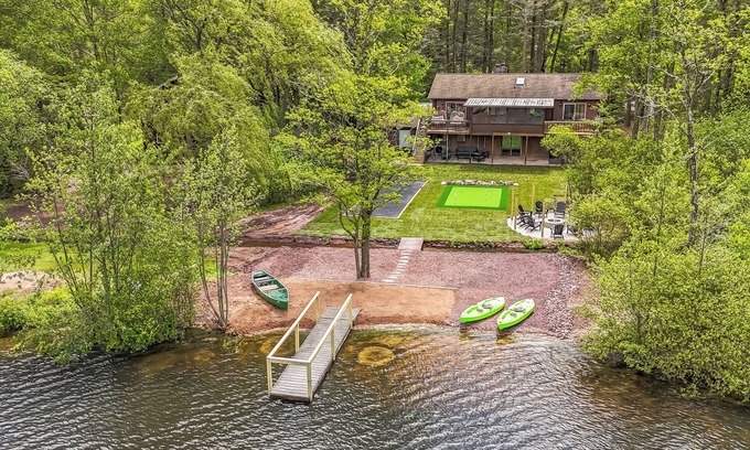 White Haven House | Lakefront | Putting Green, Bocce ball, Game Room!