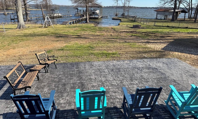 Lake View House | Lakefront quiet Charming 3-bedroom house with WiFi and AC in serene Shreveport.