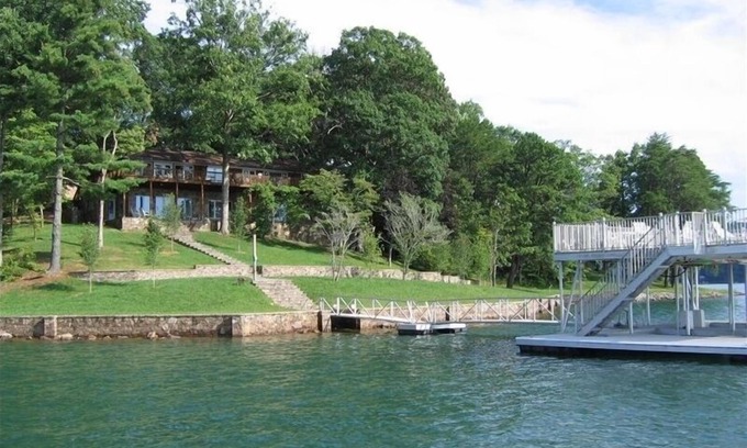 Cedar Cliff House | Lakefront Rental on Lake Chatuge Deep-Water