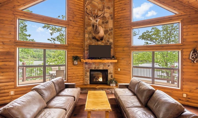 Lampe House | Lakefront Resort Chalet 2~2 Pools~FREE Amenities~Dock~MiniGolf~Waterslide