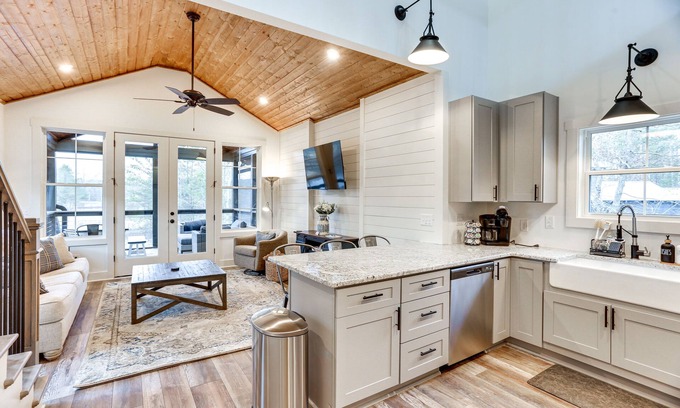 Tracy City Cottage | Lakefront Retreat at Waters Edge w/Fire Pit!