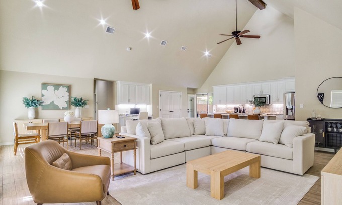 Granbury House | Lakefront Retreat in Granbury – Dock, Fire Pit, Views & Guest House