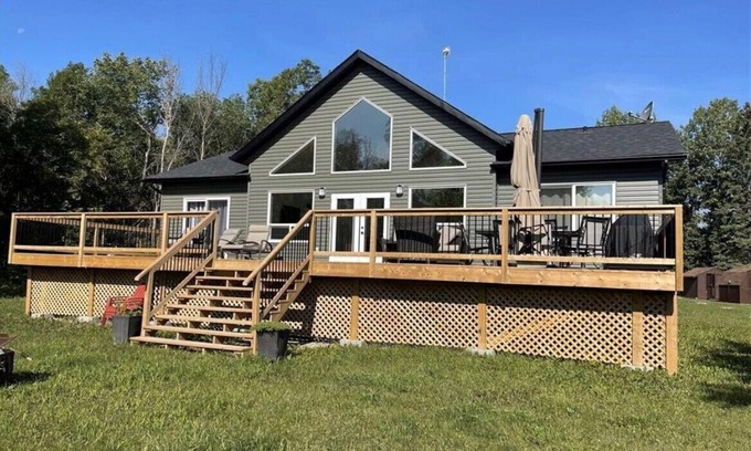 Gimli Cottage | Lakefront retreat in Gimli, Manitoba!