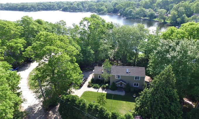 South Kingstown House | Lakefront- Rhode Island; Indian Lake, Wakefield : 223 Indian Trail S.