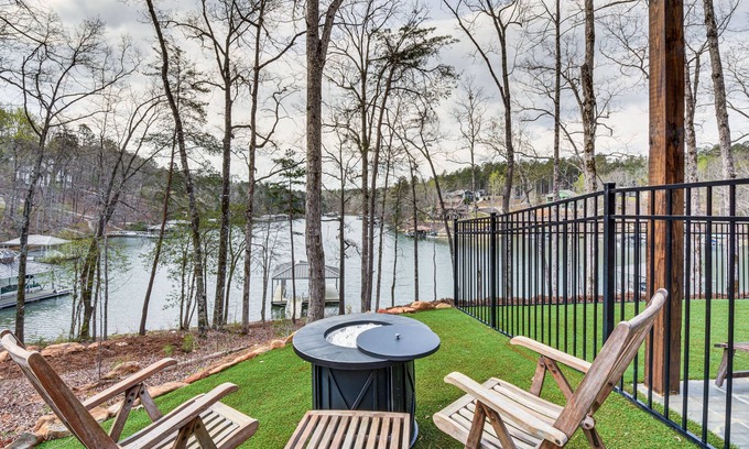 Seneca Apartment | Lakefront Seneca Vacation Rental w/Shared Dock!
