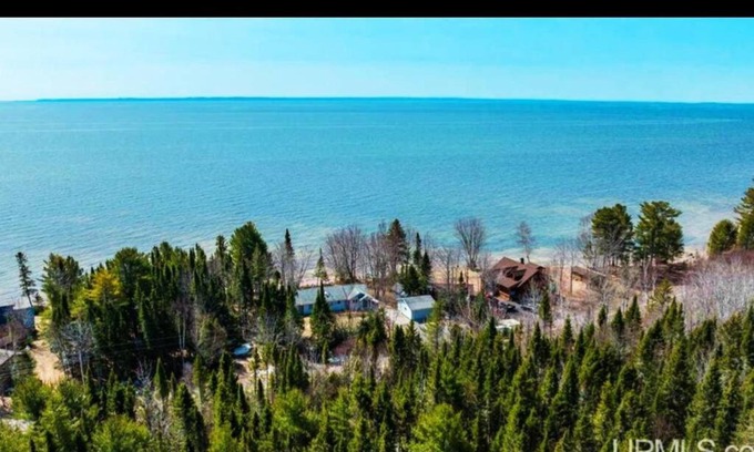 Mohawk House | Lakefront Serenity