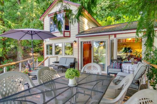 Lake Bosworth House | Lakefront Snohomish Cottage with Private Dock!