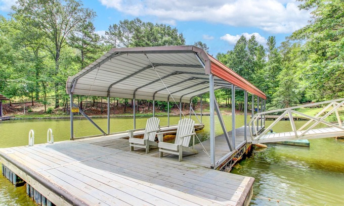 Newell House | *Lakefront + Theater Family Fun Hideaway in AL*